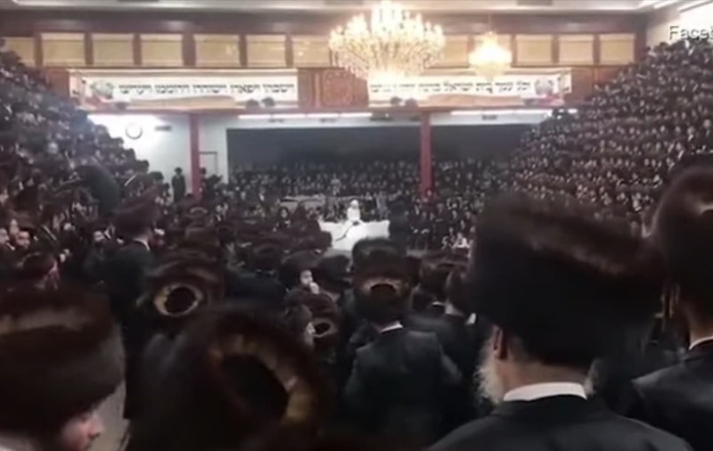 VIDEO | Imagini incredibile de la o nuntă cu mii de invitați, organizată în secret, la o sinagogă din New York