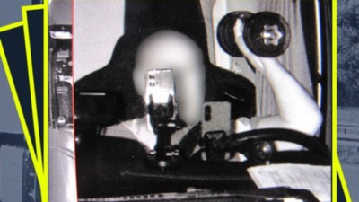 Șoferul surprins de radar în timp ce face exerciții cu gantera la volan. Foto Poliția Dortmund