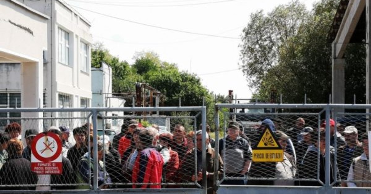 Protest la Fabrica Pulberi Făgăraş. Muncitorii nu au mai fost plătiţi
