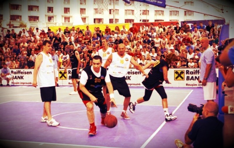 Victor Ponta, show pe terenul de baschet