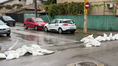 Sacii cu nisip au fost mutați sau deteriorați intenționat la Constanța. Foto Facebook Primăria Constanța