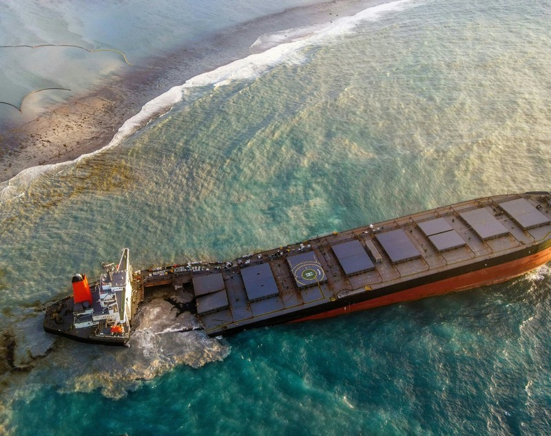 Imaginile dezastrului în Mauritius! Nava din care s-au scurs tone de petrol în Oceanul Indian s-a rupt în două