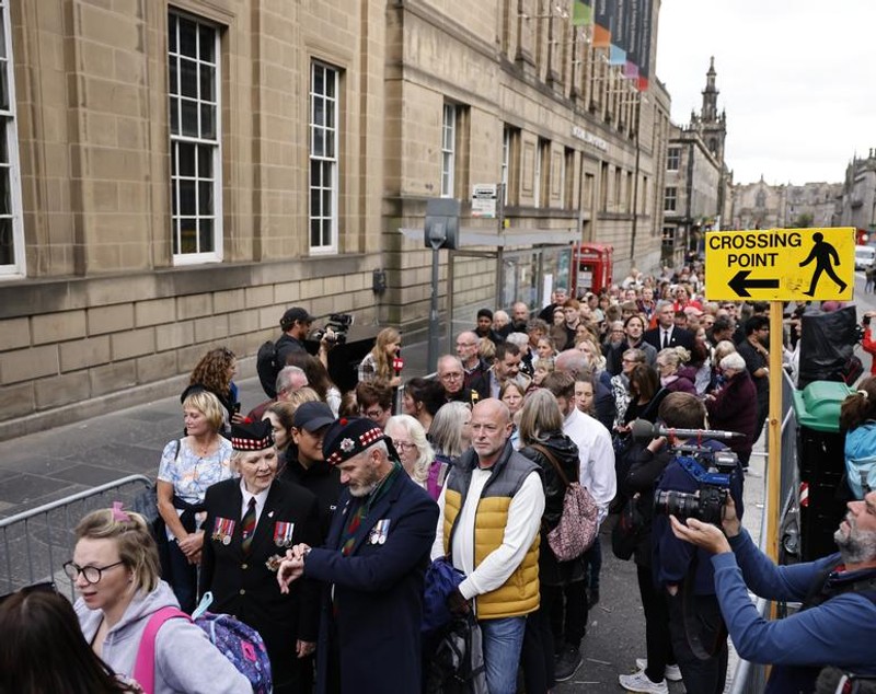 Cozi uriașe în fața Catedralei St. Giles din Edinburgh. Oamenii așteaptă să-și ia rămas-bun de la regina Elisabeta a II-a