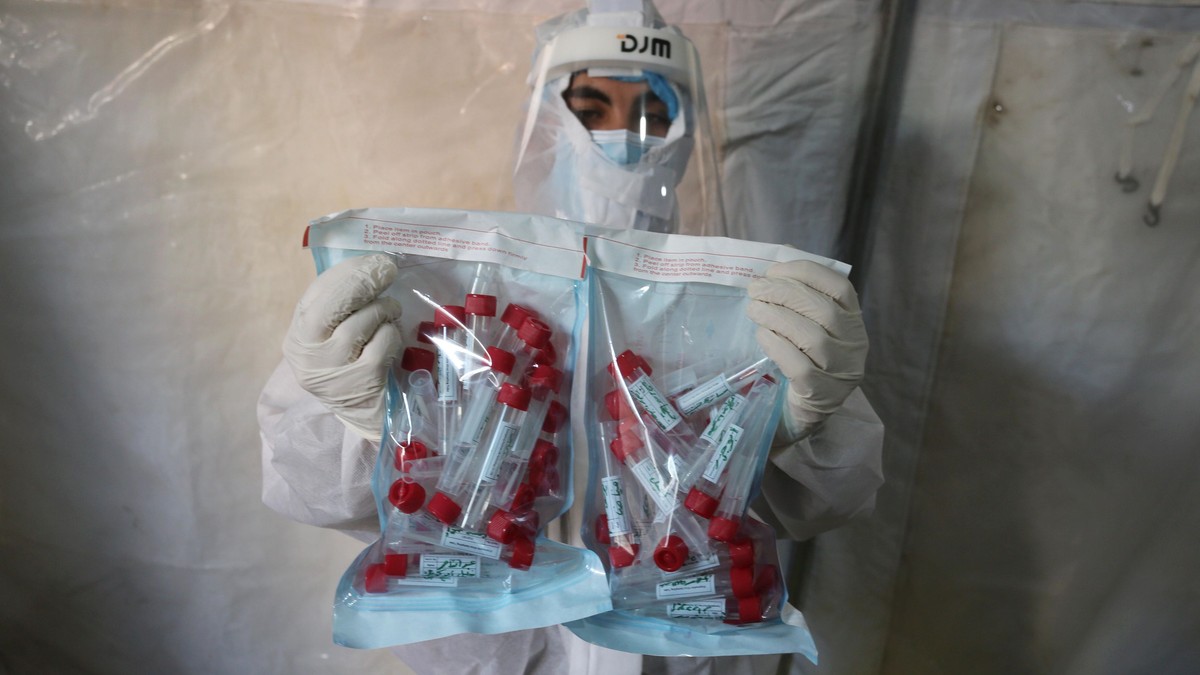 Lipsa pungilor de plastic pune în pericol producția de vaccinuri anti-COVID-19