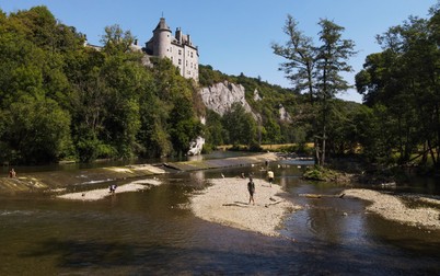Vedere aeriană a castelului Walzin din sudul Belgiei și efectele secetei asupra râului Lesse, popular pentru caiace, august 2022. Foto: EPA