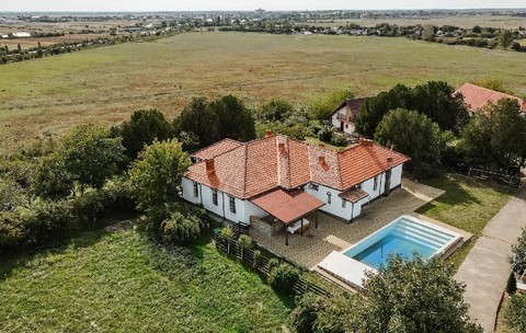 Cum arată conacul boieresc cu 10 camere și piscină, aflat la o oră de București, care se vinde cu 450.000 de euro