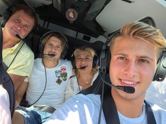 Daniel și Maria și copiii lor, Andrei și Lixi, într-un avion de mici dimensiuni.