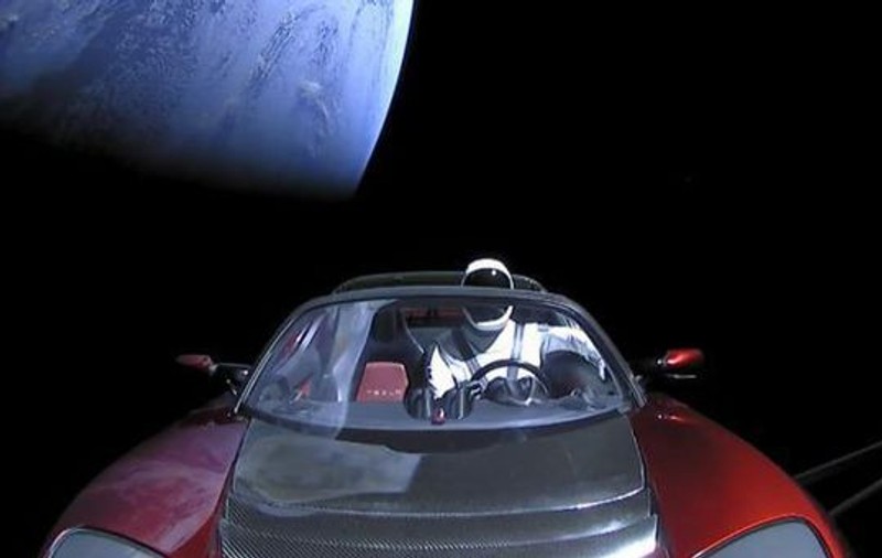 Mașina lui Elon Musk, lansată în spațiu cu cea mai puternică rachetă din lume, a fost filmată de un telescop / VIDEO