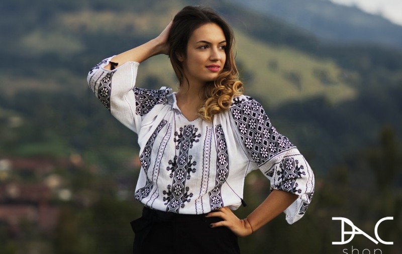 O ie de damă de poveste, de la DACShop: cum să porți o bluză tradițională precum ia albă cu broderie