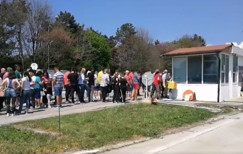 VIDEO/ Cozi foarte mari la ieșirea spre Bulgaria prin Vama Veche. Casele de schimb au rămas fără leva