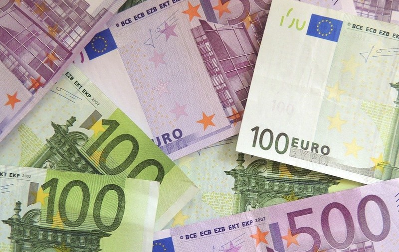 Leul a stagnat luni, la 4,8443 unităţi pentru un euro, dar îşi continuă declinul faţă de dolar