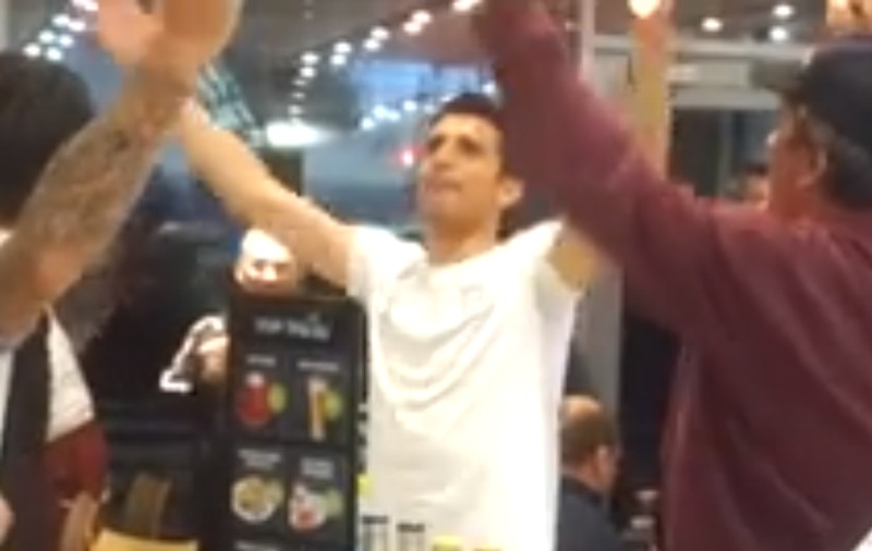 Nebunie alb-vișinie. Jucătorii Rapidului au sărbătorit victoria cu Ceahlăul într-o benzinărie / VIDEO