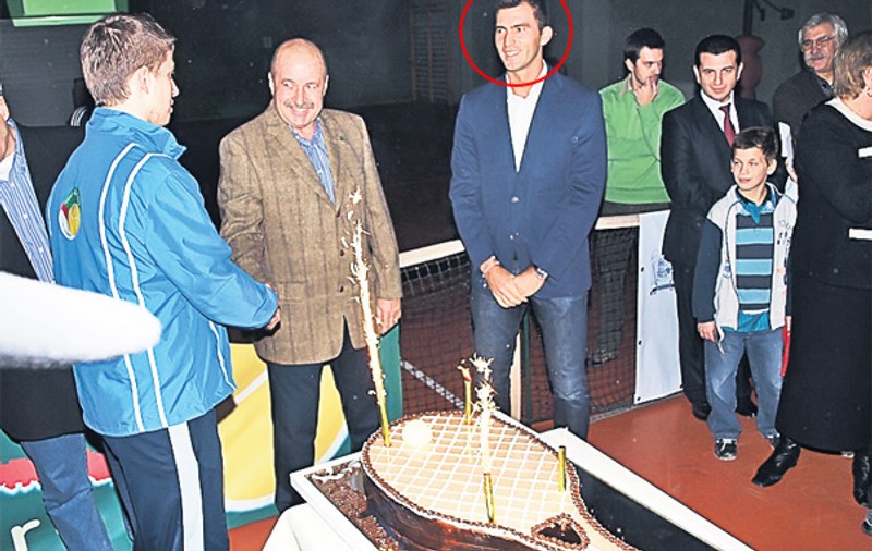 Tecău a primit tort sub formă de rachetă de tenis