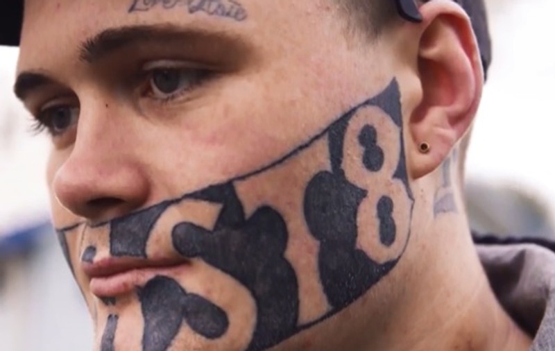 Tânărul care are cuvântul "devastat" tatuat pe jumătate de față și-a găsit, în sfârșit, un loc de muncă