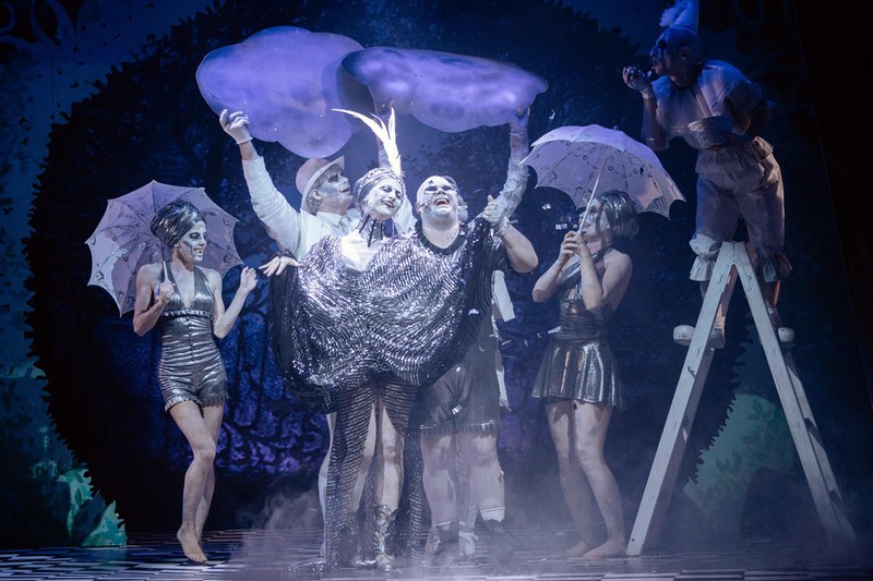 Imagine din spectacolul „Familia Addams”, foto Vlad Catană