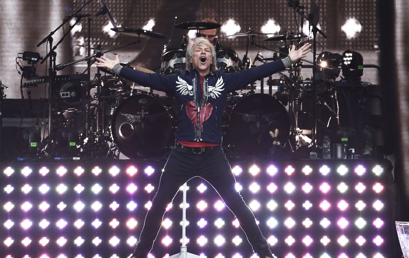 Furnicar în Piața Constituției! Se montează scena pentru concertul Bon Jovi. Solistul va ajunge la scenă cu o mașinuță electrică!