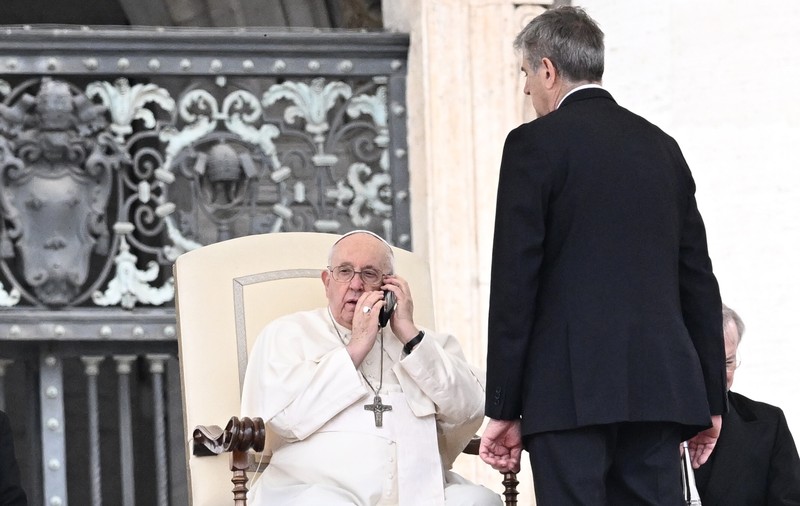 Papa Francisc a întrerupt audienţa din Piaţa Sfântul Petru pentru a răspunde la telefon