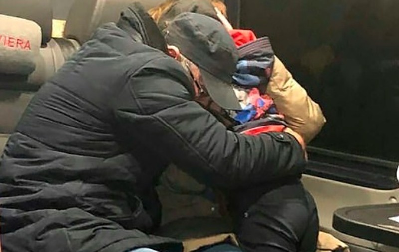Întâlnire emoţionantă între un băieţel de 7 ani şi părinţii lui, după ce a fost sechestrat 52 de zile de un pedofil: „Ştiam că te vom găsi”