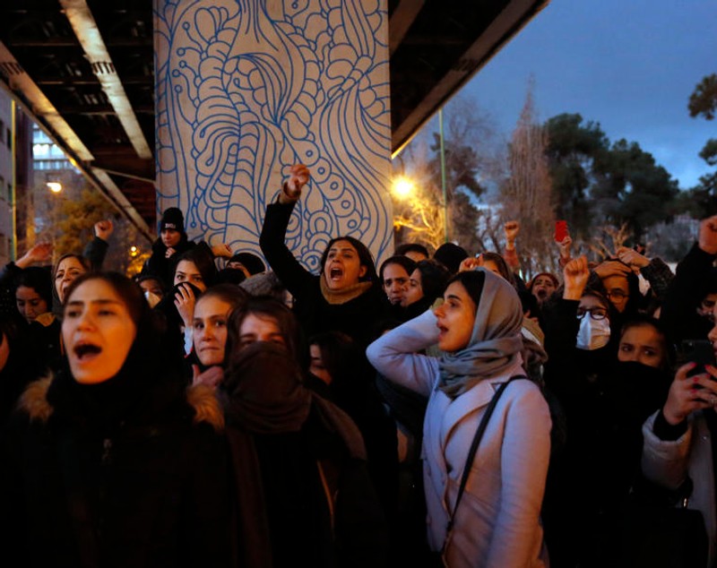 Manifestație rară la Teheran: mii de iranieni au ieșit în stradă și au strigat „moarte dictatorului”