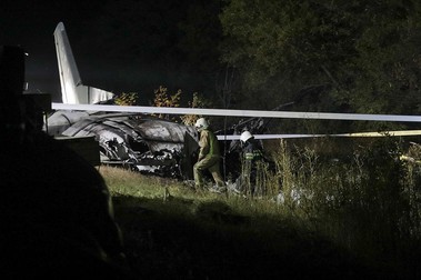 Rămășițele aeronavei An-26, la câteva ore după prăbușire. Foto: EPA