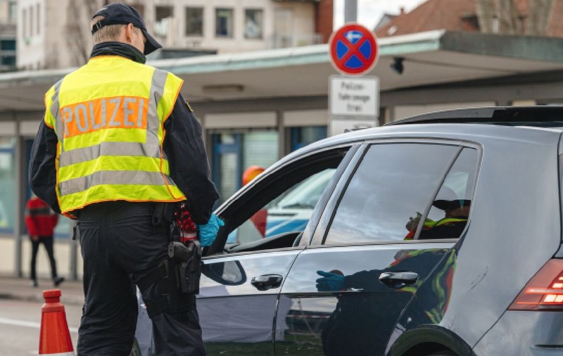 Un român a parcat în fața unei gări ca să ajungă la o nuntă și a fost amendat pentru că a vrut să mituiască polițiștii germani de mai multe ori