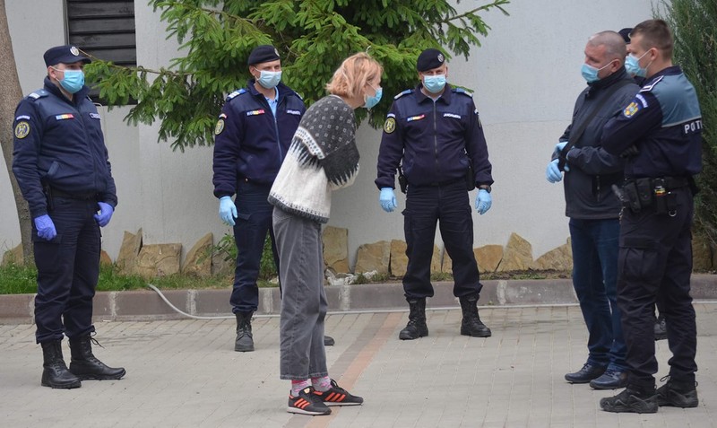Reporterul Libertatea a cerut explicații forțelor de ordine din Botoșani pe tema expedierii muncitorilor srilankezi spre Aeroportul Otopeni FOTO: Răzvan Luțac