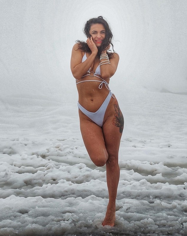 Mihaela Coșerariu, fosta soție a lui Mădălin Ionescu, a pozat în costum de baie în zăpadă