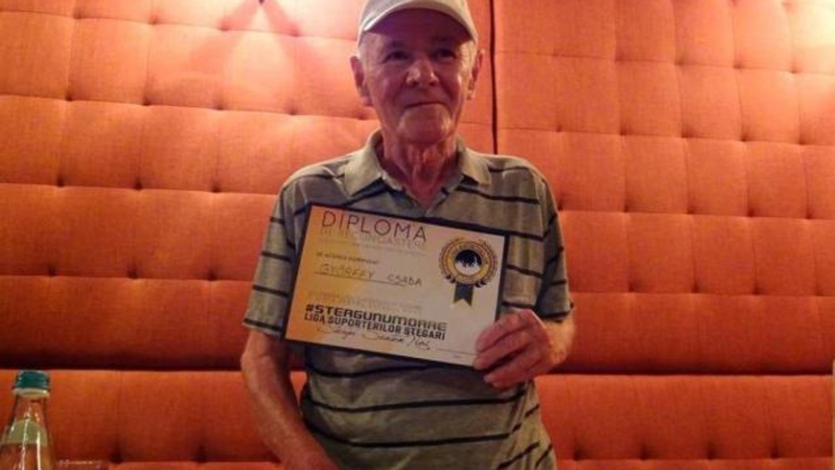 A murit Csaba Gyorffy. Csaba-Gyorff, cu diplomă în mână, primită de la suporterii brașoveni