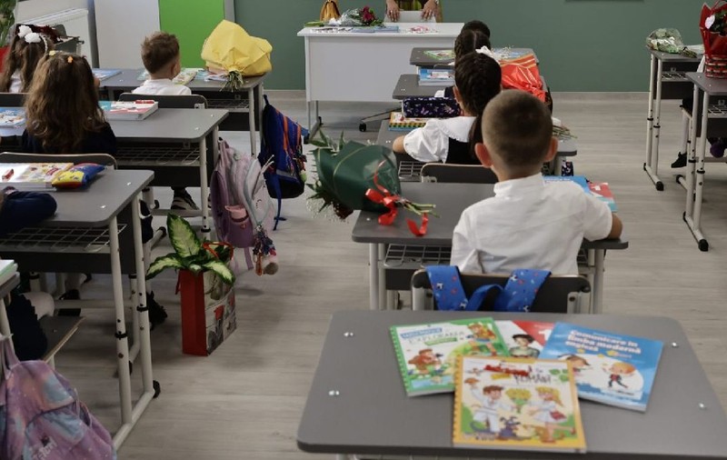 Elevi în bănci în prima zi de școală 2026