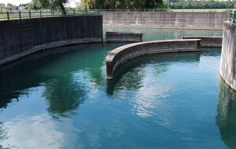 Cinci români din Italia s-au răsturnat cu mașina într-un canal. Un băiat de 23 de ani este dispărut