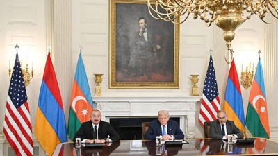 Președintele SUA, Donald Trump (centru), președintele Azerbaidjanului, Ilham Aliyev (stânga), și prim-ministrul Armeniei, Nikol Pașinian (dreapta)