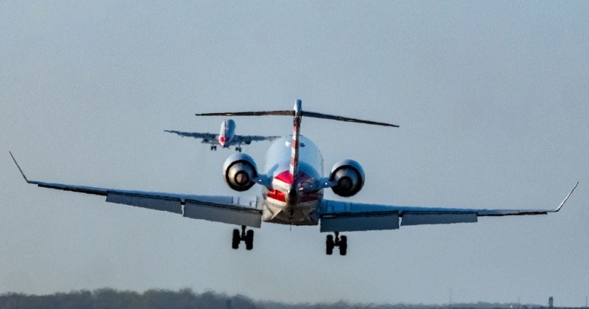 Avioane comerciale de pasageri aterizează și decolează pe pista 19 a Aeroportului Național Reagan (DCA) din Washington, DC, pe 31 martie 2026.