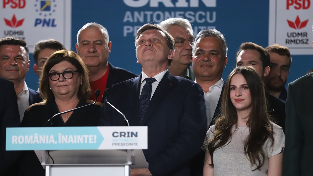 Crin Antonescu uitându-se in sus plus lideri PSD PNL FOTO Dumitru Angelescu