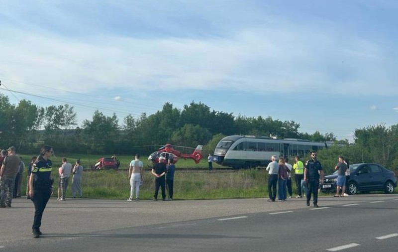 Un șofer și soția sa au murit, după ce li s-a oprit motorul fix pe linia de cale ferată și un tren le-a lovit mașina, în Timiș