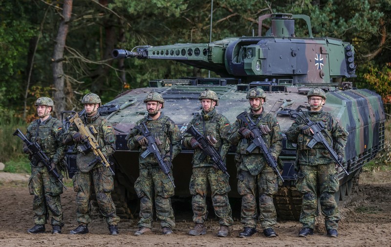 Haine de camuflaj de mărimea „SS” pentru armata germană: „Îndepărtați-vă singuri etichetele!”