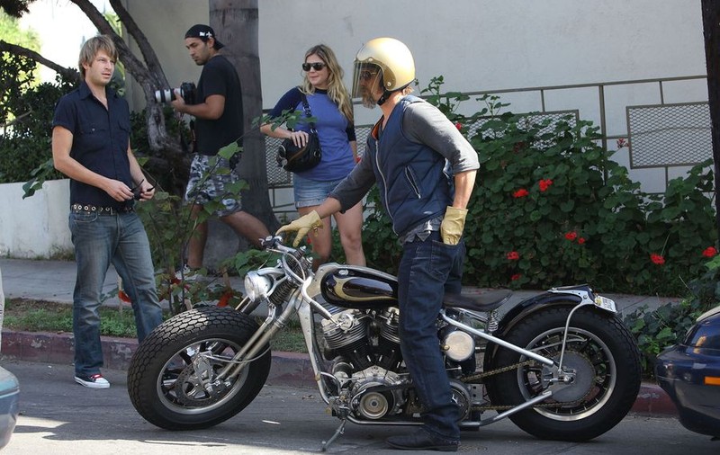 Video / Vezi căzătura lui Brad Pitt cu motorul