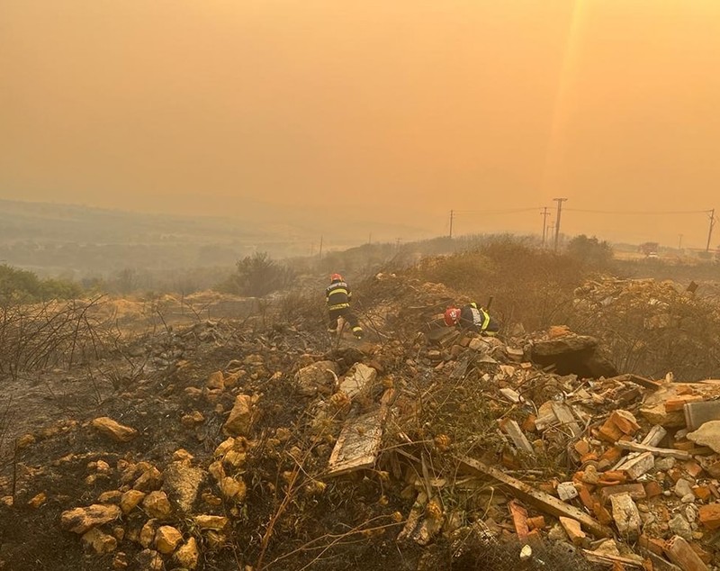 Pompierii români, trimiși din nou în Grecia. Imagini de la prima lor misiune, la un incendiu care amenință un spital