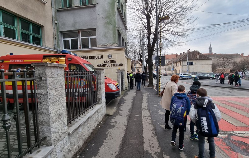 Incendiu la cantina unui liceu din Sibiu. Mai multe persoane s-au autoevacuat