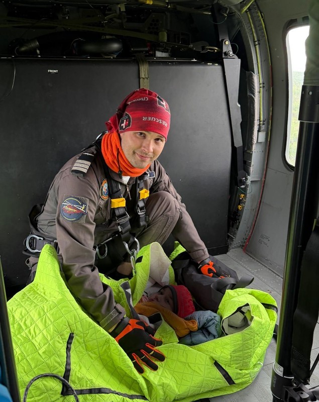 Cine l-a găsit pe Alexandru, băiatul dispărut în Sibiu: Salvatorul a coborât cu troliul din elicopter și a rămas alături de copil în pădure