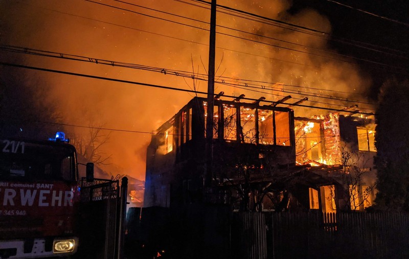 Patru case din Bistrița-Năsăud, distruse într-un incendiu devastator. 15 persoane au rămas pe drumuri