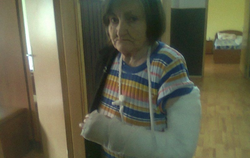 Asistenta acuzată că a bătut o bătrână într-un azil din Craiova, concediată