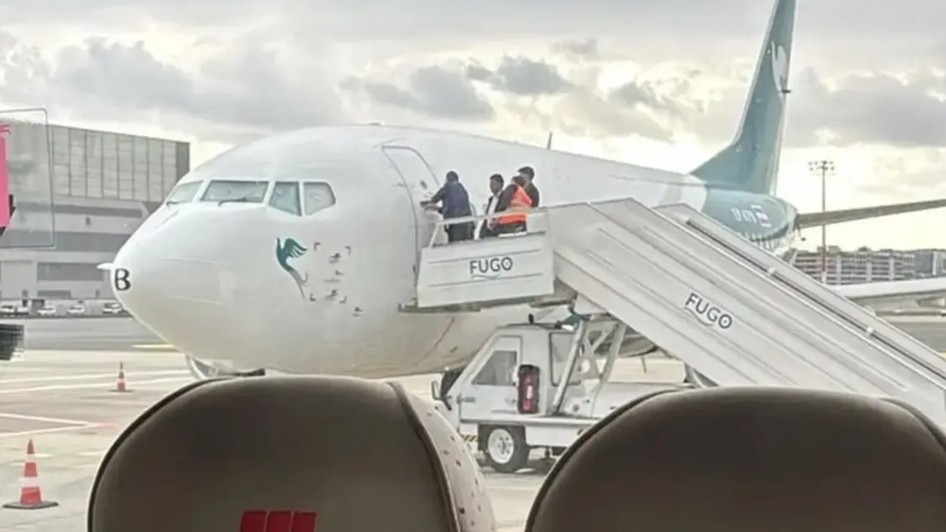Un avion cu pasageri a fost blocat pe pistă de executori pentru o datorie uriașă. Sursă foto: Captură video X.