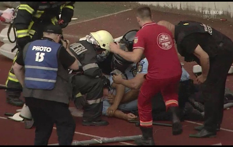 Imagini șocante pe Cluj Arena! Un jandarm prăbușit la pământ, după ce a fost lovit cu un scaun în cap