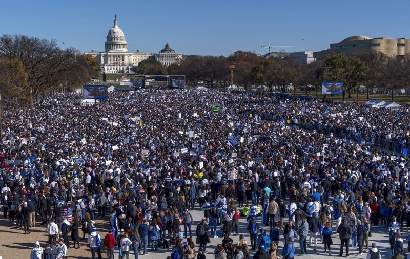 „Marș pentru Israel” la Washington. Oamenii au ieșit în stradă ca să condamne antisemitismul și să ceară eliberarea ostaticilor Hamas