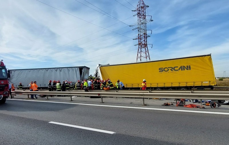 Cinci morți într-un accident pe A1, în apropiere de București. Un microbuz cu opt locuri a fost complet strivit între două TIR-uri