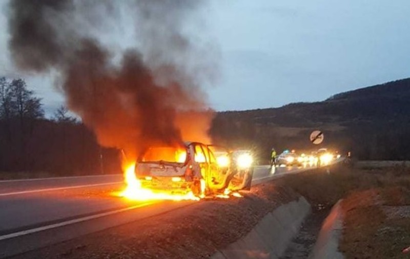 Imagini terifiante pe DN1! O mașină a luat foc în mers, în județul Brașov