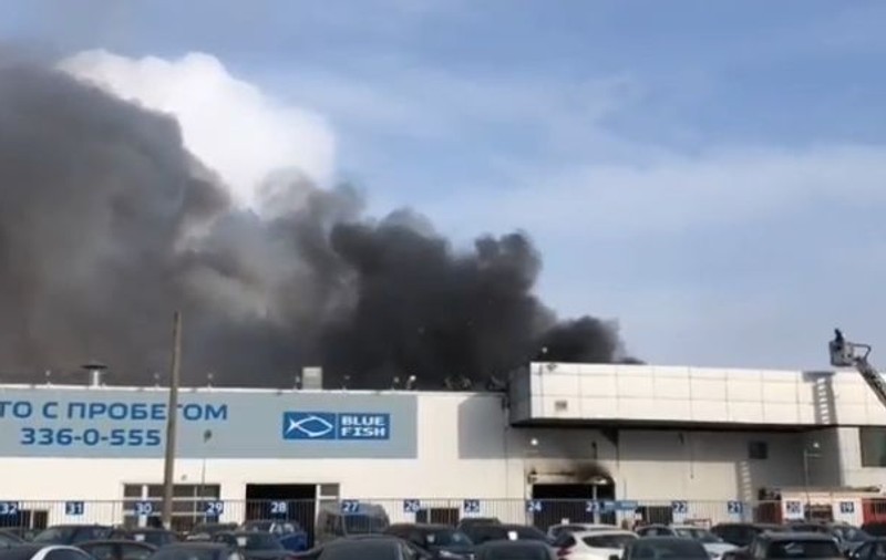 VIDEO | Incendiu la un salon auto din Sankt Petersburg