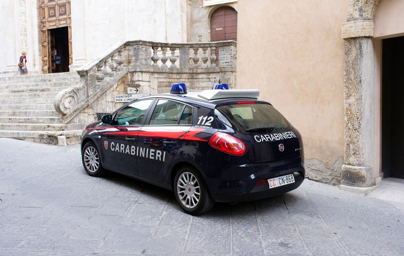 Un român de 33 de ani a înjunghiat doi bărbați în fața unui bar în Italia. Una dintre victime a murit