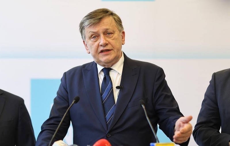 Crin Antonescu râde de Elon Musk, care a distribuit o postare despre Călin Georgescu: „Un anunț de tipul apa este udă”