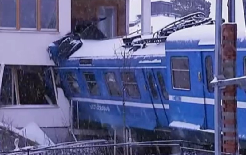 ACCIDENT ORIGINAL! A pornit un tren si a intrat cu el... într-o casă! | VIDEO